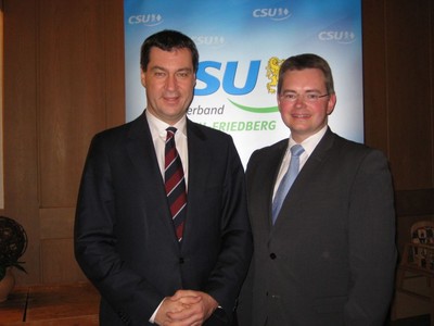 Finanzminster S�der signalisiert Peter Tomaschko am 14.03.2012 seine Zustimmung zur Neuerrichtung eines Gymnasiums in Mering
