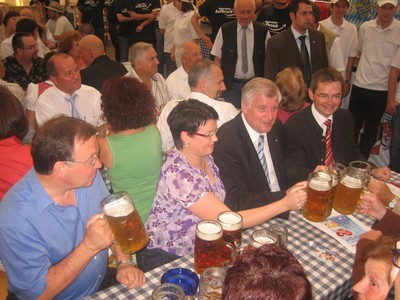 Ministerpr�sident Horst Seehofer st��t mit Peter Tomaschko auf den Erfolg beim Friedberger Volksfest an