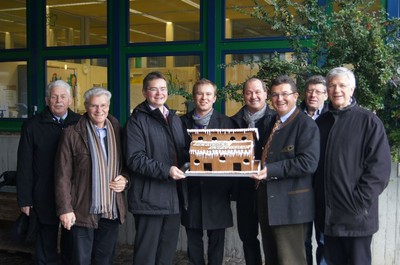 Finanzstaatssekret�r bei�t an - Peter Tomaschko wirbt mit einem Lebkuchenhaus f�r das neue Landkreisgymnasium in Mering