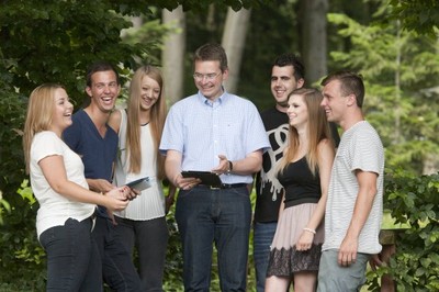 Peter Tomaschko im Gespr�ch mit Sch�lern der Fachoberschule Friedberg.