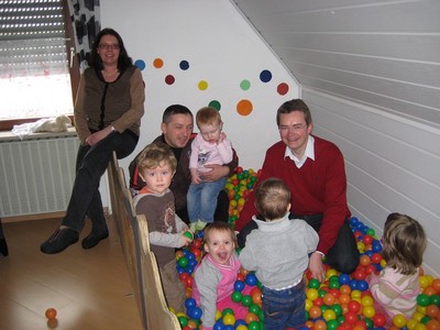 Peter Tomaschko konnte sich vor Ort in der �Kinder-Insel� von der Wichtigkeit der Kindertagespflege �berzeugen. Mit Tagesmutter Erika Alvarez und Tagesvater Vesat Maliqi