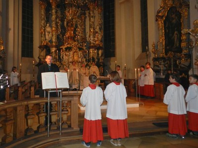 Peter Tomaschko bedankt sich bei Weihbischof Dr. Dr. Losinger f�r den Gedenkgottesdienst in Inchenhofen