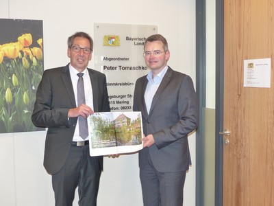Peter Tomaschko beim Gedankenaustausch mit G�tz Beck von Regio Augsburg Tourismus