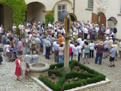 Zahlreiche G�ste bei der Sommerwanderung Schloss Hofhegnenberg