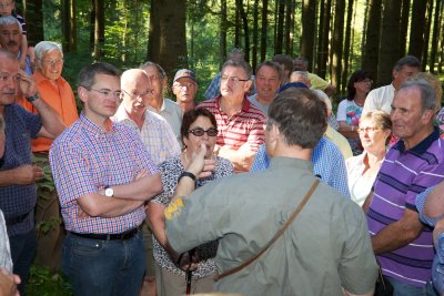 (von links): Förster Michael Reißmann erklärt dem CSU-Landtagskandidaten Peter Tomaschko und seinen Wanderfreunden die Wichtigkeit einer nachhaltigen Forstwirtschaft