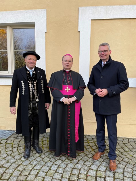 von links nach rechts: Hans Schweizer (2. Bürgermeister und Vorsitzender Leonhardikomitee), Bischof Dr. Bertram Meier, Landtagsabgeordneter Peter Tomaschko 