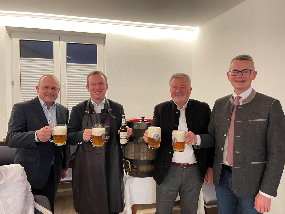 von links nach rechts: Klaus-Dieter Ruf (Kulturbeauftragter Mering), Bürgermeister Florian A. Mayer, Josef Schrädler (Brauerei Weihenstephan), Peter Tomaschko 
