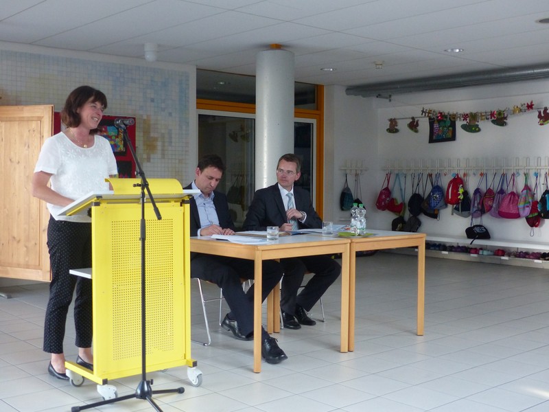 Auf dem Bild von links nach rechts: Schulleiterin Susanne Geiger, Staatssekretr Georg Eisenreich und Abgeordneter Peter Tomaschko